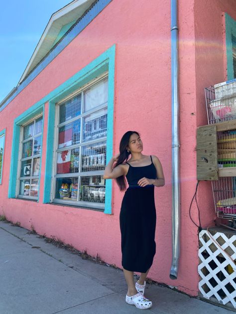 White Crocs Outfit, Black Dress Fitted, Dress Trendy, Maxi Dress Outfit, Dress Fitted, Trendy Street Style, Trendy Summer Outfits, Long Black Hair, Black Dresses Casual