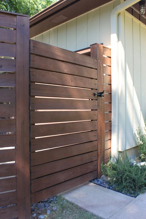 Modern Garden Gates Entrance, Slatted Gate Ideas, Fence With Double Gate, Vertical Fencing Ideas, Slatted Gate, Slat Gate, Slat Fencing, Tor Design, Yard Privacy