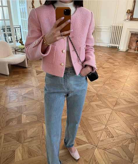 Rose Pink Coat Outfit, Pink Dress Leather Jacket, Pink Boucle Jacket Outfit, Outfit Saco Rosa, Chanel Cardigan Outfit, Chanel Blazer Outfit, Chanel Tweed Jacket Outfit, Pink Tweed Blazer Outfit, Pink Tweed Jacket Outfit