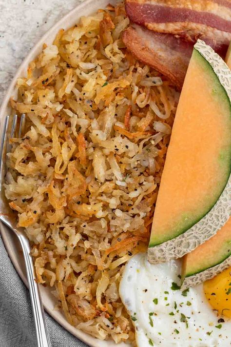 Crispy Oven Hash Browns Recipe - Dinner, then Dessert Crispy Oven Hashbrowns, Ore Ida Hashbrown Recipes, Oven Hashbrowns Frozen, Oven Hashbrowns, Shredded Hashbrown Recipes, Frozen Hashbrown Recipes, Baked Hashbrowns, Frozen Hashbrowns, Dinner Then Dessert