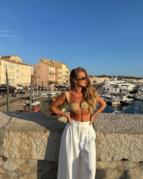 Maja Malnar | Sun-Tropez 🌞🇫🇷🍦 . . . #sttropez #summervibe #goldenhour #sunkissed #sainttropez #doyoudoyousttropez #summerinspo | Instagram French Riviera Outfits, Elegant Beach Outfit, Outwear Outfit, Maja Malnar, Summer Bra, Casual Outwear, Wide Pants, French Riviera, Casual Sets