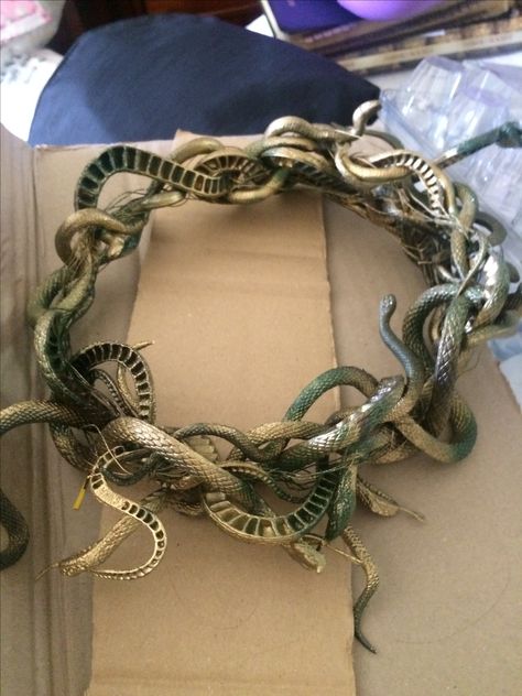 Колье со змеями Medusa Costume Accessories, Medusa Snake Crown Diy, Medusa Dress Up, Snake Crown Diy, Male Medusa Costume, Medusa Inspired Hairstyle, Medusa Costume Outfit Aesthetic, Cute Medusa Costume, Medusa Snake Crown