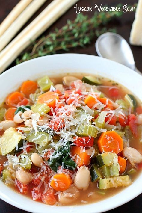 You won't believe the flavor in this easy-to-make Tuscan Vegetable Soup ! Who knew healthy could taste so good?! This healthy soup is gluten-free, vegetarian, clean-eating and low carb. The best part? Is it SO GOOD! Tuscan Vegetable Soup Recipe, Tuscan Vegetable Soup, Soup Tuscan, Soup Recipe Healthy, Habits List, Soup Cleanse, Menu Sarapan Sehat, Vegetable Soup Healthy, Recipe Soup