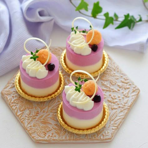 - 💦follow ๑BUFF🌸 for more… Beautiful Mini Desserts, Mini Cake Serving Ideas, Elegant Mini Desserts Beautiful, Elegant Mini Cheesecakes, Fancy Cheesecake Presentation, Puding Pisang, Food Combos, Mini Pastries, Cake Cafe