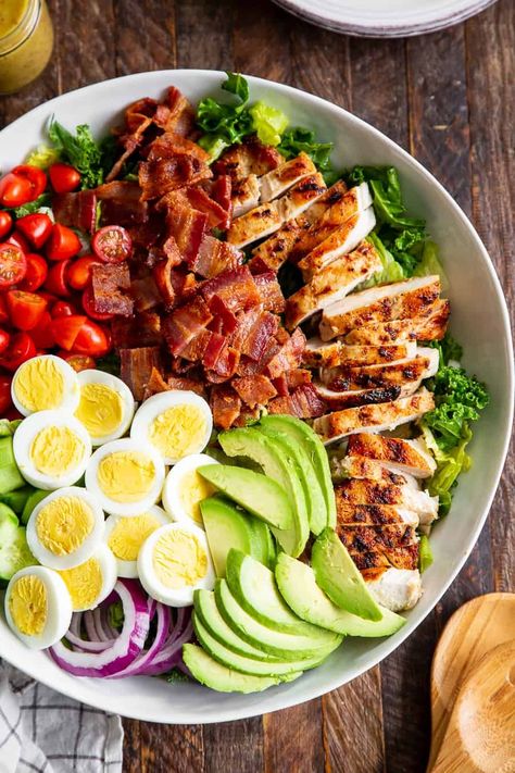 This grilled chicken Cobb salad is packed with all the goodies! Perfectly seasoned grilled chicken, crispy bacon, sliced eggs and avocado plus an easy and delicious honey dijon dressing that's ready in under a minute! This Cobb salad makes a healthy, hearty, low carb meal that's gluten free, paleo, dairy free and a family favorite! #paleo #cleaneating #cobbsalad #salad Light Easy Dinner, Chicken Cobb Salad, Ground Beef And Cabbage, Cobb Salad Recipe, Light Dinner Recipes, Seared Chicken Breast, Resep Salad, Easy Chicken Breast, Crock Pot Recipes