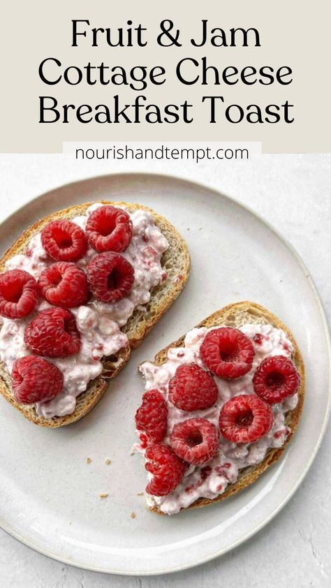 Cottage cheese mixed with jam spooned overtop of toast. Raspberries dot overtop. Air Fried Cottage Cheese Toast, Healthy Fruit Breakfast, Cottage Cheese And Fruit, Mom Lunch, Healthy Low Calorie Breakfast, Cottage Cheese Toast, Jam On Toast, Toast Recipe Breakfast, Cheese Toast Recipe