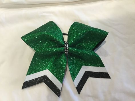 The Kelly Green Glitter Cheer Bows with Combination Tails is handmade with the finest materials for it to last all cheer season long. It is available in a variety of color combinations. This model comes with a black pony attached. This bow measures 7 inches, which is the standard bow size for cheerleading bows. Ready to be in the spotlight? Our cheer bows will make your squad dazzle. This bow comes in different colors. If you don´t find what you are looking for, request a custom order. Check out Sparkly Cheer Bows, Cheer Practice Outfits, Cheer Bows Diy, Football Hair Bows, Cute Cheer Bows, Cheer Season, Cheerleading Bow, Glitter Cheer Bow, Cheerleading Bows