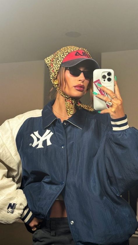 Scarf & Cap Combo #scarf #cap #bellahadid Yankees Outfit, Bandana Outfit, Look Festival, Cap Outfit, Scarf Outfit, Bandana Styles, Looks Street Style, Streetwear Fashion Women, Outfits With Hats