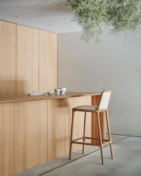 Karimoku K.C.S (@karimokucasestudy) • Instagram-foto's en -video's Timber Joints, Simple Composition, Bauhaus Chair, Backless Stools, Norman Foster, Backless Bar Stools, Walnut Desks, Oak Sideboard, Curated Design