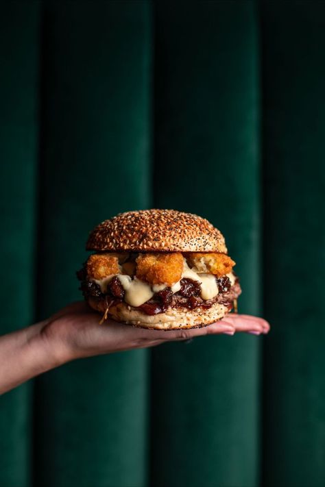 Burger Restaurant Photography, Burger Product Photography, High End Food Photography, Food Styling Photography Inspiration, Luxury Burger, Burger Photography Ideas, Burger Food Photography, Burger Photoshoot, Cafe Food Photography