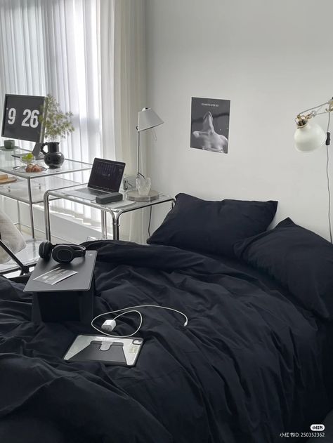 Aesthetic Bedroom Black, Black Minimalist Room, Black And White Bedrooms, Room Aesthetic Dark, Room Ideas Dark, White Bedrooms, Black And White Bedroom, Apartment Deco, White Bedroom Design