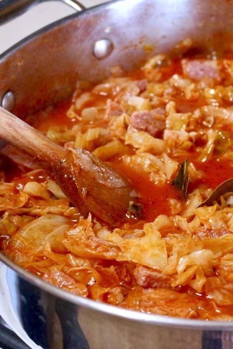 Greek Cabbage Recipes, Pork And Cabbage Stew, Cabbage And Pork Recipes, Romanian Dishes, Sweet Cabbage, Balkan Style, Romanian Recipes, Cabbage Stew, Macedonian Food