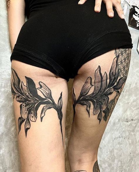 Badass Tattoos For Women, Strong Women Tattoos, Back Of Thigh Tattoo, Graphic Tattoo, Floral Thigh Tattoos, Women Tattoos, Full Body Tattoo, Stomach Tattoos, Bad Tattoos