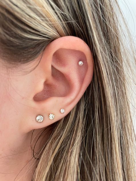 Cartilage piercings earrings Ear Piercing Designs Simple, Aesthetic Piercings Ear Simple, Diamond Earrings Aesthetic, Earrings Aesthetic Simple, 3rd Piercing, Minimalistic Earrings, Double Ear Piercings, Earrings 2023, Earrings Outfit