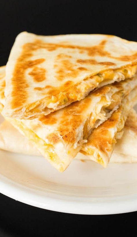 Taco Bell Quesadilla Recipe - Copycat Recipes Taco Bell Quesadilla, Copycat Taco Bell, Quesadilla Recipes Easy, Recipe Copycat, Quesadilla Recipe, Low Carb Tacos, Taco Pasta, Taco Pizza, Taco Dip