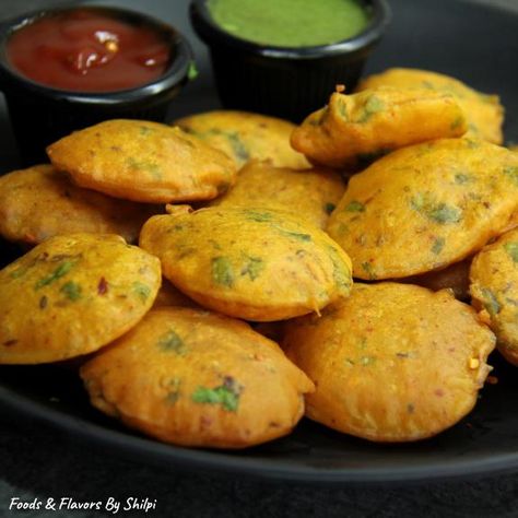 Aloo Pakoda Recipe Aloo Pakoda Recipe, Cheese Pakoda Recipe, Pakode Recipe Videos, Aloo Bhaji, Bread Pakoda Recipe Indian, Aloo Pakoda, Pakode With Tea, Aloo Pakora, Potato Fritters Recipe