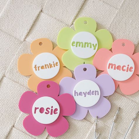 Personalized Daisy Name Hang Tag : . : . : ITEM DETAILS : . : . : Tag measures approx. 3.5" wide. Select your daisy color from the dropdown menu. Name will be cut-out of white acrylic. Comes with a cable wire keyring. Laser cut from acrylic. : . : . : DISCLAIMER : . : . : By purchasing this listing, you agree that you have read all above information, plus our Shop Policies + FAQ's. Due to the custom nature of our items, we do not offer refunds, cancellations or exchanges. Name Tags For Kids, Kids Bag Tags, Nametags For Kids, Daisy Bags, Acrylic Bag, Flower Names, Birthday Cards Diy, Hang Tags, Daisy Flower