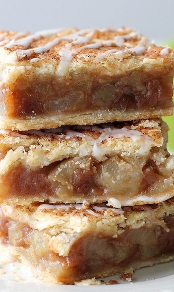 Apple Slab Pie Recipe Easy Recipe, Apple Pie Slab Bars, Individual Apple Desserts, Apple Pie Bars Easy, Apple Pie Bars Recipe, Apple Pie Bars, Pie Bar Recipes, Apple Dessert Recipes, Cinnamon Roll Cake