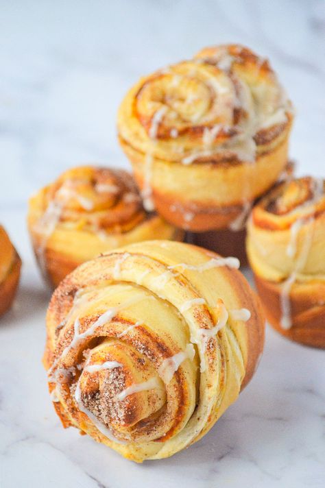 Pumpkin Spice Cruffins - What you get when you marry a croissant with pumpkin spice and bake it in a muffin pan!! The EASIEST recipe that uses just a handful of convenience ingredients, ready in 20 minutes, and perfect for pumpkin season!! Cruffin Recipe, Pumpkin Breakfast Recipes, Pumpkin Cream Cheese Muffins, Moist Pumpkin Bread, Averie Cooks, Pumpkin Cream Cheese, Pumpkin Chocolate Chip Bread, Pumpkin Chocolate Chip Muffins, Cream Cheese Muffins