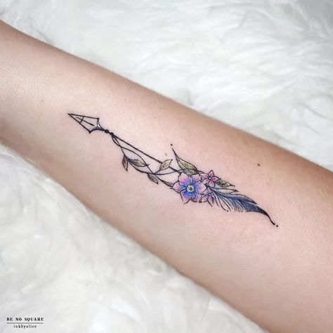 Sagittarius Floral Arrow Tattoo | Tattoo Ideas and Inspiration Arrow Tattoo With Flowers, Floral Arrow Tattoo, Kindness Tattoo, Feather Arrow Tattoo, Bow And Arrow Tattoo, Watercolor Arrow Tattoo, Arrow Tattoos For Women, Indian Feather Tattoos, Bestie Tattoos