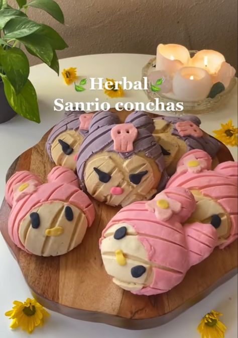 Cute Conchas Bread, Sanrio Sweet 16, Hello Kitty Conchas, Cute Conchas, Concha Cupcakes, Cute Pastries, Concha Bread, Conchas Recipe, Sanrio Food