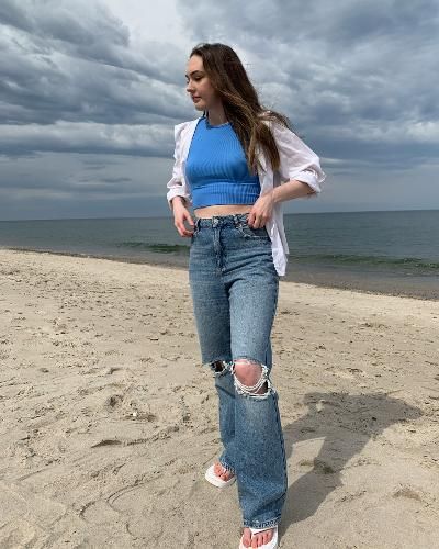 Sara is at the beach wearing garage clothing ripped wide leg jeans and a blue crop top from glassons. she is wearing an open white button up on top and white sandals from boohoo Beach Outfit White, Classy Beach Outfit, Button Up White Shirt, Button Up Outfit, White Shirt Outfit, White Shoes Outfit, White Shirt And Blue Jeans, Garage Jeans, White Shirt Outfits