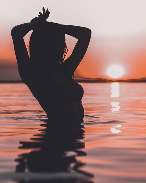 Water Bourdier Photoshoot, Lake Photoshoot Ideas, Lake Photoshoot, Bouidor Photography, Water Shoot, Water Sunset, Body Art Photography, Silhouette Photography, Beach Photography Poses