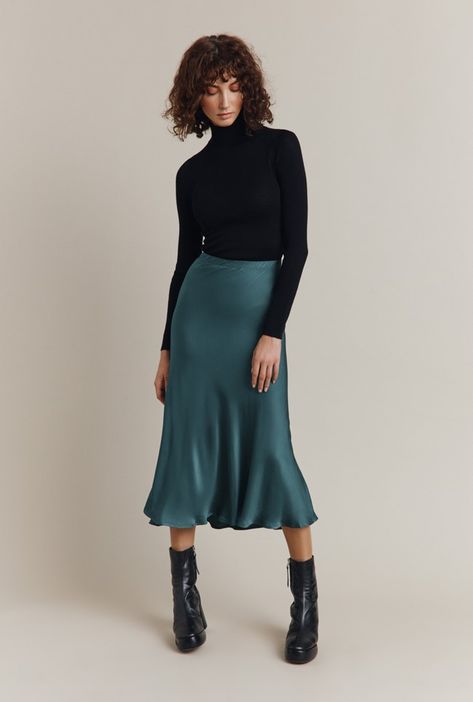 French Capsule Wardrobe, Midi Slip Skirt, Satin Slip Skirt, Elle Dress, Satin Midi Skirt, Slip Skirt, Skirt Outfit, Satin Slip, Satin Skirt