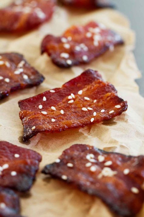 Brown Sugar Sriracha Bacon Bites - Taste and Tell Sriracha Bacon, Bacon Bites, Taste And Tell, Peach Syrup, Bacon Appetizers, Football Party Food, Tailgating Recipes, Candied Bacon, Tailgate Food