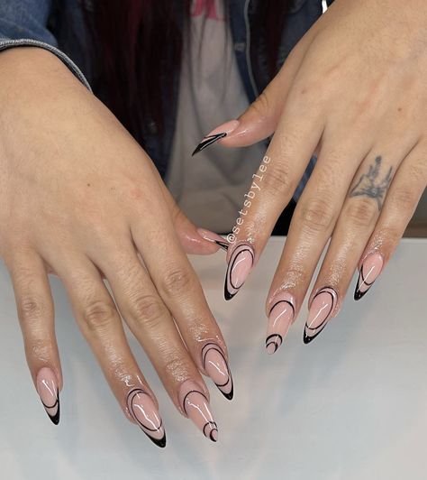 Almond Nails Nude Design, Almond Nail Ideas Fall, Black Nails With Lines Art Ideas, Line Design Nail Art, Almond Abstract French Tip Nails, French Nail Designs Almond, Black Nails Abstract Design, Linework Nails, Maddie Euphoria Nails