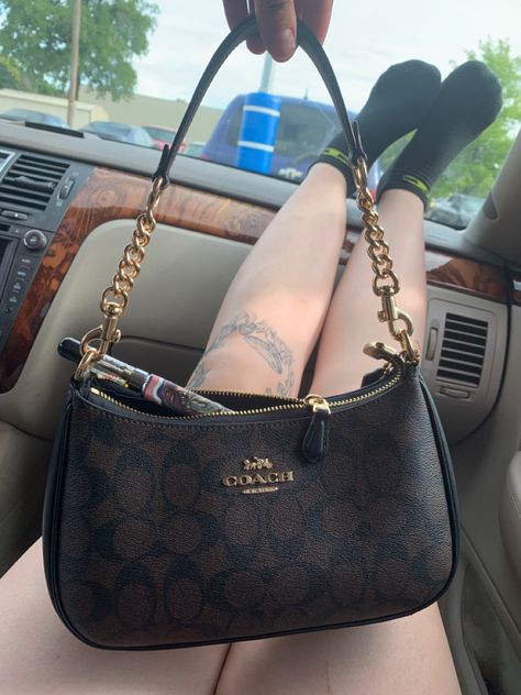 Small Hand Bags For Women, Coach Terri Shoulder Bag, Coach Teri Shoulder Bag Outfit, Coach Bag Outfit Style, Cute Coach Bags, Coach Purse Outfit, Coach Shoulder Bag Outfit, Coach Bags Aesthetic, Coach Bag Aesthetic