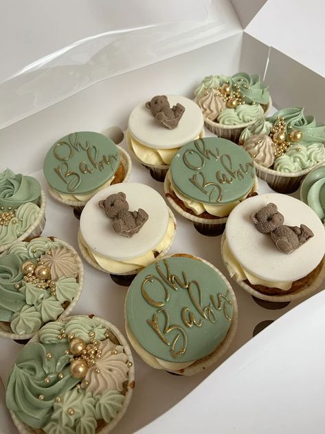 Green Cupcakes Birthday, Sage Green Baby Shower Cupcakes, Green Baby Shower Cupcakes, Green Cupcakes Ideas, Sage Green Cupcakes, Green Baby Shower Cake, Baby Shower Cupcakes Neutral, Baby Shower Verde, Gold Baby Shower Cake