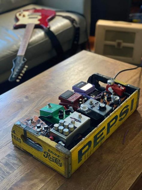 Guitar Pedals Boards, Pedal Board Aesthetic, Diy Pedalboard Ideas, Diy Guitar Pedal Boards, Pedal Board Ideas, Pedalboard Aesthetic, Bass Pedalboard, Pedalboard Design, Pedalboard Ideas