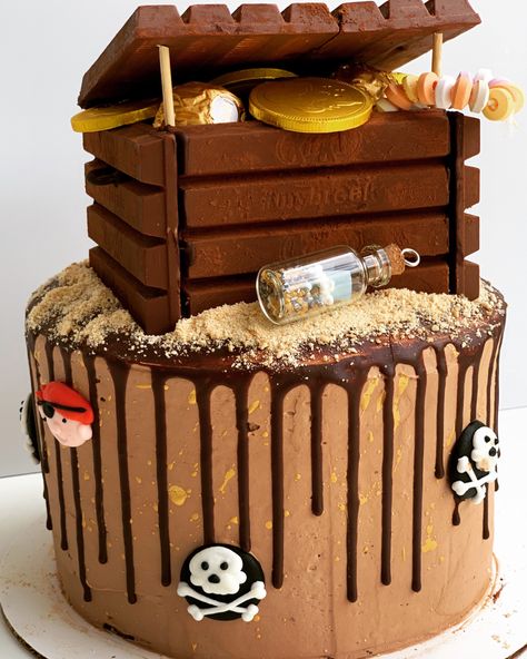 Treasure Hunt Cake, Pirate Map Cake, Pirate Cake Ideas Easy, Pirates Cake Ideas Boys, Easy Pirate Cake, Birthday Cake Pirate, Pirate Theme Cake, Treasure Map Cake, Treasure Cake