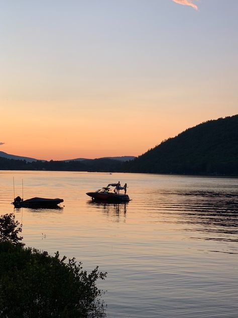 Boat On A Lake Aesthetic, Boating On Lake, Lake Girl Aesthetic, Lakehouse Aesthetic, Archer Voice, Boat Poses, Lake Poses, Christmas Collages, Sunset Poses