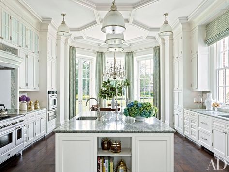 Classic White Kitchen, Real Estat, Marble Counter, Home Luxury, Elegant Kitchens, Kitchen Hardware, Gorgeous Kitchens, Luxury Kitchens, Kitchen Cabinetry