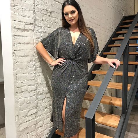 Natali Santos » Arquivo Vestido Plus Size para Festa por Natali Santos ...... Elegant Wrap Dress, Kurti Sleeves Design, Trendy Dress Outfits, Vestido Plus Size, Special Clothes, Fashion Today, Best Fashion, Trendy Dresses, Sleeve Designs