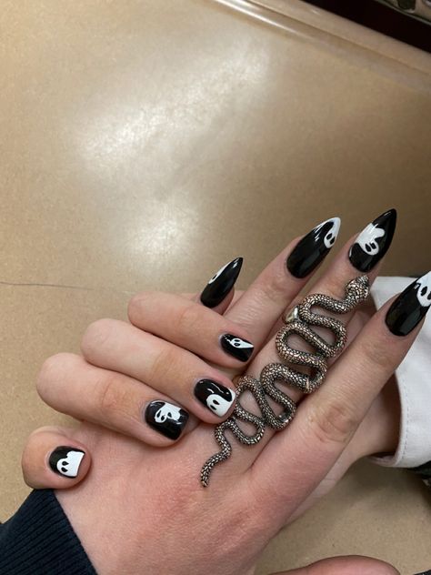 Bf And Gf Matching Nails Halloween, Matching Couple Nails Goth, Couples Halloween Nails, Matching Nails Couples Black, Couples Matching Halloween Nails, Matching Nails Girlfriends, Halloween Couple Nails, Matching Nails Boyfriend And Girlfriend, Matching Halloween Nails With Boyfriend