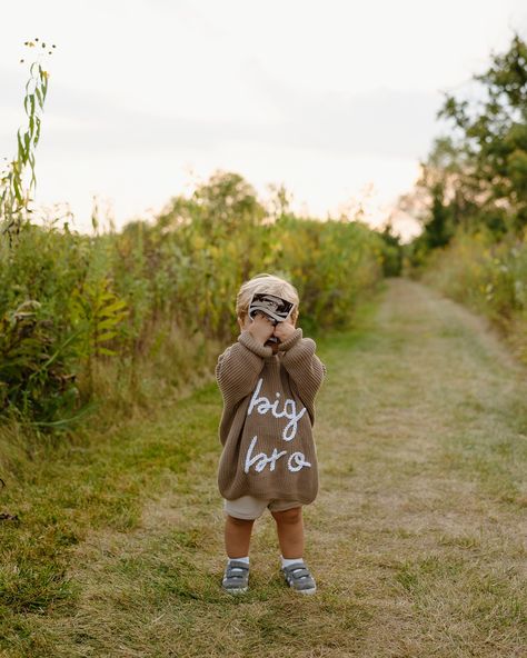 The Shepard’s family baby number 2 announcement photo shoot was everything and more, but more importantly how cute little Vinny was in his Big Bro sweater!! 😭 Swipe to the last picture to see my favorite photo of Vinny smelling the flowers 🌸🫶🏽 Baby And Brother Pictures, Big Bro Announcement, Big Sibling Announcement, Toddler Baby Announcement, Baby 2 Announcement Photoshoot, Big Brother Announcement Photoshoot, Sibling Announcement Second Child, Announcing Baby Number 2, Big Sister Announcement Photoshoot