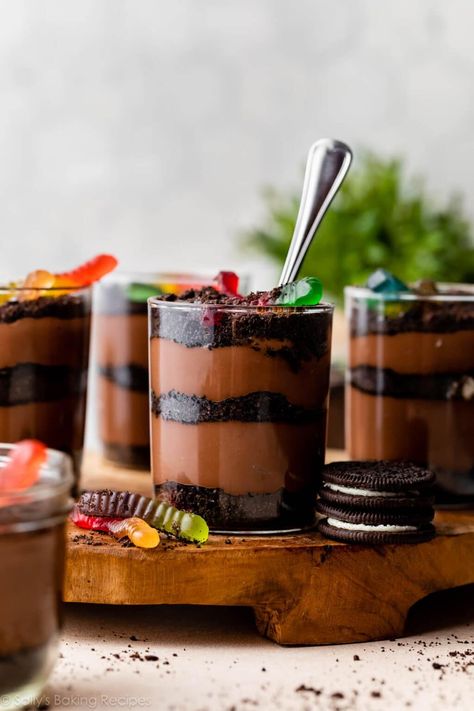 This no-bake, make-ahead homemade from scratch dirt and worms chocolate pudding is as fun to make as it is to serve and eat. Enjoy layers of creamy chocolate pudding, crushed Oreos, and buried gummy worms in this easy and whimsical dessert treat! Recipe on sallysbakingaddiction.com Dirt Cake Trifle, Dirt Pudding Recipe, Event Desserts, Dirt Pudding Recipes, Refrigerator Desserts, Creme Brulee Recipe Easy, Chocolate Dirt, Dirt Dessert, Homemade Cheese Crackers