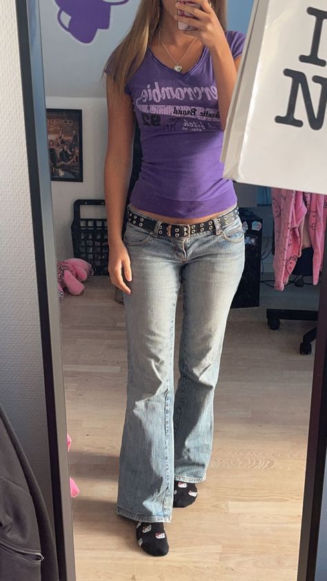 00s Mom Fashion, 2000s Polo Shirt Outfit, 2000s Spring Outfits, Basic 2000 Outfit, Bebe Outfit Y2k, 2000s Workout Outfit, 2000s Mom Outfit, 2000s Spring Fashion, 2000s College Aesthetic