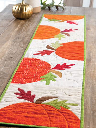 Easy Applique, Fun Table Runner, Moldes Halloween, Christmas Mug Rugs, Fall Quilt Patterns, Fall Sewing, Quilted Table Runners Patterns, Place Mats Quilted, Fall Table Runners