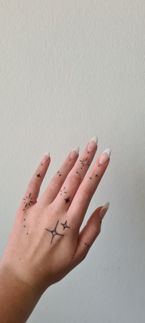 Hand Tat Drawings, Drawing On Ur Hand Ideas, Simple Doodles On Hand, Simply Hand Tattoos, Flowers To Draw On Your Hand, Easy Hand Designs, Sharpie Hand Drawings, Things To Draw On Your Hand In School, Cool Things To Doodle On Your Hand