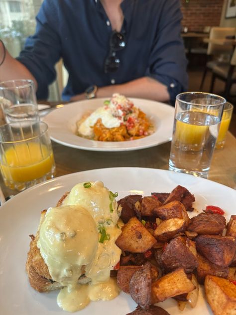 Brunch With Boyfriend, Brunch Date With Boyfriend, Couple Lunch Date, Brunch Date Pictures, Couple Brunch Date Aesthetic, Couple Food Date Aesthetic, Boyfriend Dates Aesthetic, Breakfast Dates Aesthetic, Couples Date Night Aesthetic Pictures