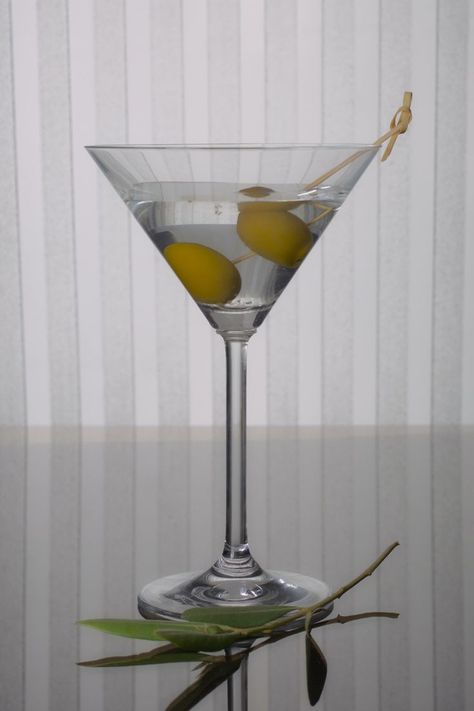 9 Popular Types of Martinis Types Of Martinis, Martinez Cocktail, Cocktails Made With Gin, Bartenders Guide, Dry Martini, Drink Alcohol, Fancy Drinks, How To Mix, Alcoholic Beverages