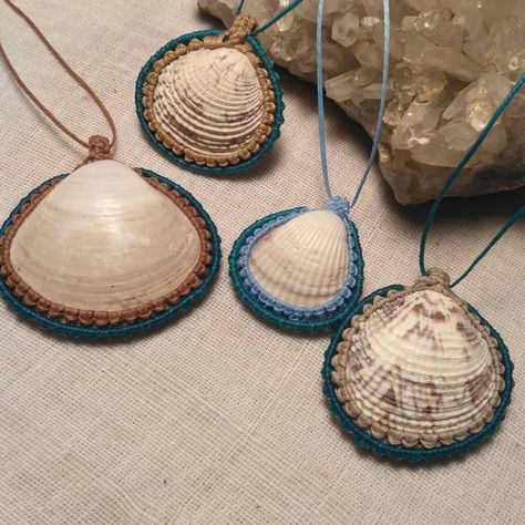 Summer is loading...! Natural sea shell from the beach collected by me! Macrame pendants all different all so unique!!! . . . . .#macrame… Macrame Shell Necklace, Macrame Shell, Wire Macrame, Unique Macrame, Macrame Jewellery, Shells Diy, Fiber Art Jewelry, Macrame Pendant, Pendant Tutorial