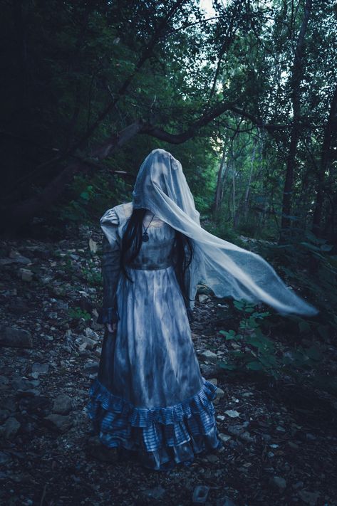 The Conjuring, gothic, horror, cosplay Conjuring Halloween Costume, Horror Character Costumes Women, The Conjuring Aesthetic, Horror Cosplay, Halloween Shoot, Weeping Woman, Horror Photoshoot, Scary Photos, Horror Costume