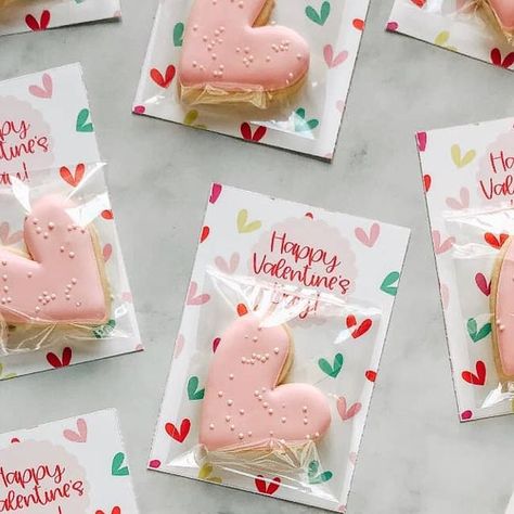 Kristy | Cookie Artist on Instagram: "Valentine's day was always my favorite day in school! We aren't allowed to exchange this year, but this sweet teacher wanted to make sure the kids received a little something! Are your kiddos exchanging Valentine's this year? . . #valentinesdaycookies #heartcookies #valentinecookiecards #valentinesday #sugarcookies #decoratedcookies #occookies #orangecountycookies #anaheimhillscookies #anaheimhills" Valentine Cookies For Kids School, Cookie Valentines Printable, Valentine Cookies Packaging, Cookies Shop, Valentines Cookie, Valintines Day, Baking Business, Valentines Day Cookies, Cookie Packaging