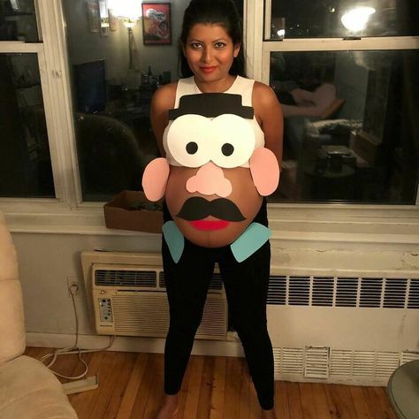 Mr. Potato Head Pregnant Couple Halloween Costumes, Costumes Pregnant, Family Themed Halloween Costumes, Nail Halloween, Pregnancy Costumes, Pregnant Halloween Costumes, Best Couples Costumes, Pregnant Halloween, Pregnant Friends