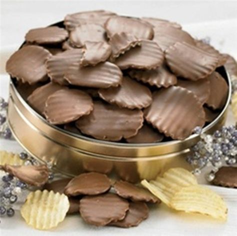 Chocolate covered chips! sweet + salty heaven. Made these for a recent party...first thing to go! Chocolate Covered Chips, Chocolate Covered Potato Chips, Yummy Candy, Potato Chip Recipes, Sommer Mad, Eat Snacks, Chocolate Truffle, Chips Recipe, Chocolate Bars